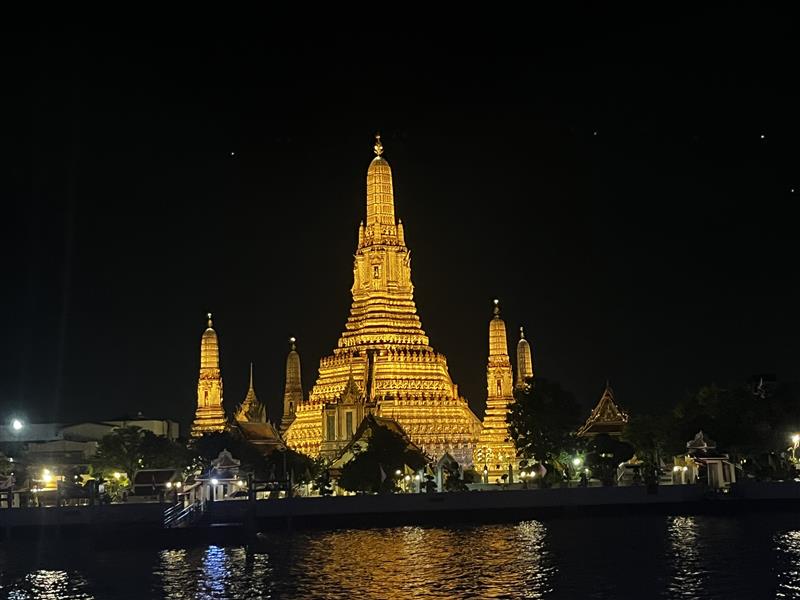 チャオプラヤー川沿いのワットアルンや大橋などのライトアップも！